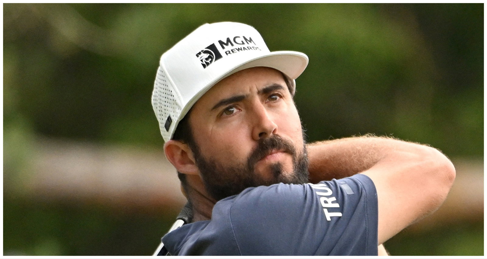 WATCH: PGA Tour pro gives caddie middle finger (!) after bunker shot